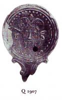 LMP-4869 - Lampe Loeschcke IV : Jupiter-Ammon terre cuiteTPQ : 1 - TAQ : 50Lampe ronde à long bec en ogive à volutes. Médaillon décoré d'une tête de Zeus-Ammon.