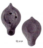 LMP-5214 - Lampe Loeschcke VIII Lionneterre cuiteTPQ : 500 - TAQ : 600Lampe à bec long. Médaillon décoré d'une lionne assise. Epaule décorée de points en relief. Point imprimé sur la base.