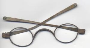 LUN-9004 - Lunettes de type GoldonibronzeLunettes à armatures métalliques, verres circulaires ou ovales; les branches se caractérisent par une articulation à charnière à mi-longueur, et des terminaisons annulaires prévues pour un lien à l'arrière du crâne.