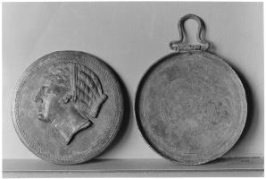 MRR-3009 - Miroir bivalve hellénistique avec plaque décorative figurée en reliefbronzeTPQ : -400 - TAQ : -200Miroir circulaire articulé à l'aide d'une charnière avec un couvercle à l'extérieur duquel se trouve un décor figuré en relief. Parfois doté d'une ou plusieurs poignées ou anses en étrier ou en anneau pouvant faire office de dispositif de suspension. L'intérieur du couvercle peut comporter un décor incisé.