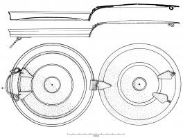 MRR-4021 - Miroir Lloyd-Morgan Group R : bivalve - var. RdbronzeTPQ : 1 - TAQ : 250Miroir composé de deux valves de profil différent, l'une (le miroir) en simple calotte, avec une face bombée réfléchissante, l'autre avec un rebord vertical et servant de couvercle de protection; les deux valves sont articulées par une charnière légère dont les appliques sont fixées près du bord par brasure. S'y ajoutent deux anses légères en oméga, elles aussi attachées aux faces externes par de petites appliques foliacées.
