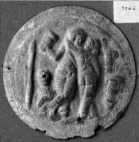MRR-4056 - Miroir à boîtier et à reliefsbronzeMiroir circulaire, inséré dans un boîtier dont le revers comporte un décor figuré, exécuté au repoussé sur le disque de tôle. Motifs mythologiques.
