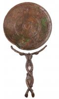MRR-4066 - Miroir à disque épais avec décor concentriquebronzeMiroir d'apparence massive dont le diamètre est compris entre 110 à 160 mm, avec une épaisseur d'au moins 1,5 mm. Le manche est formé d'un entrelacement à caractère végétal. Le disque présente au revers un décor de cercles concentriques tournés. 