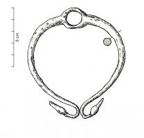 MRS-3016 - Applique de mors en omégaferTige de section circulaire, pliée en oméga, avec un anneau en partie centrale et se terminant par deux extrémités en forme de têtes d'oiseaux.