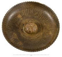 PAT-4061 - Patère à ombilicbronzePatère à vasque basse, pourvue d'un ombilic central à profil outrepassé, décor incrusté ; fond de la vasque avec un décor radial de godrons incisés ; le manche était rapporté.