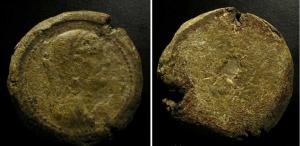 PCM-3002 - Poinçon monétaire ptolémaïquebronzePoinçon cylindrique, comportant deux faces opposées planes ; l'une d'elles a reçu en relief le motif monétaire à imprimer dans les coins.