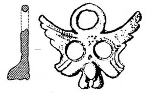 PDH-4049 - Pendant de harnais phalliquebronzePendant coulé, symétrique, représentant des parties génitales masculines au repos, surmontées de deux paires d'ailes avec ouvertures circulaires; anneau de suspension placé dans le même plan que le pendant.