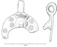 PDH-4056 - Pendant de harnais à charnièrebronzeTPQ : -10 - TAQ : 25Pendant de harnais en bronze, en forme de pelte d'où émergent des parties génitales masculines. Sous l'anneau de suspension se trouve un phallus. La pelte est couverte de cercles oculés concentriques.