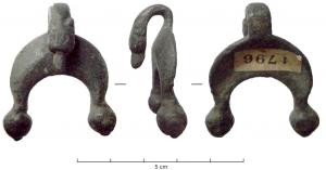 PDH-4092 - Pendant de harnais en forme de lunulebronzePendant de harnais en forme de lunule, les pointes fortement bouletées tournées vers le bas; la suspension est assurée par un crochet en forme de tête de canidé ou d'anatidé.