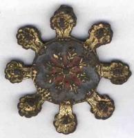 PDH-7088 - Pendant armoriébronzePendant circulaire, entourée de huit pétales ou feuilles ciselées de nervures; au centre, rosace à 8 pétales également ; émaux rouge et bleu, dorure.