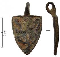 PDH-7107 - Pendant armorié : SabranbronzePendant en forme d'écu, de gueules à un lion dressé d'argent.