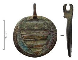 PDH-7115 - Pendant armorié : GuilhembronzePendant en forme d'écu inscrit dans un disque, suspension sommitale ; d'or à trois fasces de gueules, au chef d'argent chargé de trois mouchetures d'hermine : armes des seigneurs de Clermont-l'Hérault, famille des Guillem.