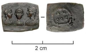 PDM-4013 - Poids monétaire : Arcadius, exagium solidibronzeTPQ : 377 - TAQ : 408Poids rectangulaire : A/ buste diadémé d'Arcadius entre les bustes diadémés et affrontés d'Honorius et de Théodose II ; R/ AV / GGG sur deux lignes, dans une couronne de laurier.
