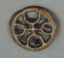 PDQ-3029 - Pendeloque en forme de rouellebronzePendeloque circulaire, motifs ajourés : une croix centrale rejoint 4 arcs de cercles appuyés sur le pourtour circulaire.
