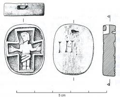 PDT-6003 - Pendentif avec crucifixosPendentif en os, creusé en champlevé sur une face pour dégager un Christ en croix; une perforation sommitale permet la suspension; au revers, lettres gravées IH[S].