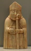 PIO-6017 - Pièce d'échecs : fou ('bishop')ivoirePièce d'échecs en forme d'évêque, avec mitre et crosse.
