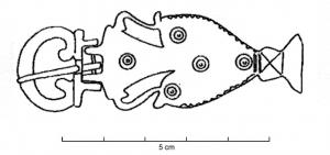 PLB-4069 - Plaque-boucle articulée de type SimancasbronzePlaque-boucle dont le corps reproduit l'image d'une amphore à pied étroit, le corps couvert d'ocelles avec des encoches sur le pourtour; boucle à volutes, articulation à deux charnons.