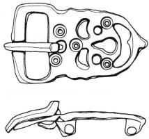 PLB-5157 - Plaque-boucle rigidebronzeTPQ : 520 - TAQ : 560Plaque-boucle non articulée, à boucle rectangulaire encochée pour le repos d'ardillon ; la plaque rigide est de forme oblongue à bords festonnés, avec un décor d'ajours et de cercles oculés ; au revers, bélières coulées pour la fixation sur la ceinture.