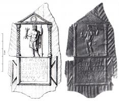 PLV-4019 - Plaquette votive avec image divinebronzePlaquette rectangulaire frappée d'une image de temple, à fronton triangulaire, sous lequel se tient l'image du dieu ; en-dessous, inscription votive.