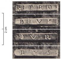 PRL-4094 - Perle tubulaire inscriteorObjet en or, en forme de barre creuse de section carrée, comportant une inscription incisée sur deux à quatre faces.