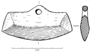 RCL-1002 - Racloir rectangulairebronzeLame de forme subtrapézoïdale dont un des grands côtés est affûté; une bélière est aménagée dans une excroissance située au milieu du côté opposé; les deux petits côtés sont plus amincis qu'affûtés. 