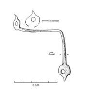 RFC-4005 - Renfort de coffre ou de coffretbronzeRenfort constitué d'une tige coudée à angle droit ; les extrémités sont écrasées de manière à former un motif le plus souvent foliacé, qui est perforé pour assurer la fixation clouée sur le support en bois.