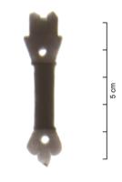 RRL-8013 - fermoir de reliurecuivreBande articulée avec une extrémité trifoliée (var. 1) ou digitée (var. 2). Le registre central est plus épais, ceint de perforations.