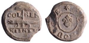 SCL-9005 - Plomb de fabrique : Nîmes,  ...ou...plombPlomb circulaire frappé sur les deux faces; sur l'une, le crocodile attaché à un palmier (armes de Nîmes), legende COL / NEM, dessous : NISMES; sur l'autre, fleur de lis dans un cercle; autour : ...OU... *