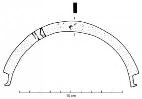 SEA-3010 - Anse à tenons à ressaut en bronzebronzeCes anses en alliage cuivreux se caractérise par une forme en demi-cercle, une section rectangulaire et un tenon dégagé de l'anse par un ressaut à chaque extrémité.