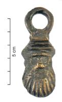 SIT-4071 - Situle à attaches céphalomorphesbronzeSitule dont l'anse mobile est fixée par deux attaches en forme de tête barbue (traits en éventail au bas de l'applique), pas toujours très détaillée.