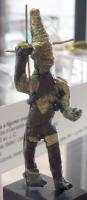 STE-2003 - Statuette : guerrierbronze, electrumFigurine de guerrier en marche, la main droite levée tenant une lance, la main gauche tenant sans doute un bouclier; haute coiffure conique de type phénicien; dorure à la feuille.