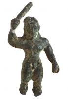 STE-3021 - Statuette : Héraklès - HerculebronzeStatuette représentant Heraklès (Herclè, Hercule) en position déhanchée vers la droite, portant la léonté sur la tête avec les pattes liées autour du cou. Il tient dans la main gauche un globe (pomme des Hespérides ?) et la léonté repose sur l'avant-bras gauche avant de pendre le long de sa jambe gauche. Le bras droit levé brandit une massue.