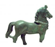 STE-4097 - Statuette zoomorphe : chevalbronzeFigurine de cheval, de style réaliste, la crinière soigneusement peignée et pourvu d'un collier ornemental avec plastron décoratif sur le poitrail.