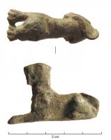 STE-4229 - Statuette zoomorphe : panthèrebronzeFigurine de panthère couchée, la queue retournée sur la croupe. Elle porte autour du cou un collier de feuilles de lierre, noué sur le poitrail.