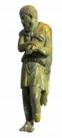 STE-4300 - Statuette : berger ?bronzeStatuette figurant un homme barbu, vêtu d'une tunique et d'un manteau en peau (les pattes conservées sont nouées par devant), qui s'appuyait sur un bâton dont la trace subsiste sur sa main gauche, la droite posée sur le poignet.