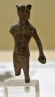 STE-4318 - Statuette : Hermès - Mercure nu, aux ailerons, bourse à gauchebronzePetite statuette de style schématique, figuant Mercure nu, des ailerons sur la tête; les bras sont écartés et le dieu tend une bourse à gauche.