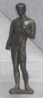 STE-4386 - Statuette : Apollon nu, sans appuibronzeLe dieu est représenté debout, nu et déhanché. L'appui se fait sur la jambe droite, la jambe gauche étant légèrement en retrait. Le bras droit tombe le long du corps tandis que l'avant bras gauche est relevé vers le haut.