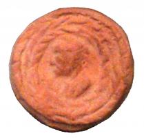 TES-4067 - Tessère de théâtreterre cuiteTessère circulaire, parfois avec une couverte rouge, portant sur une face un décor moulé : tête ou buste, éventuellement encadrée dans une couronne.