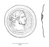 ACG-4028 - Cabochon de cingulum estampébronzeBouton à tête circulaire et tige de fixation au revers. Il porte sur sa face visible un décor estampé. Les motifs sont variables (tête d'empereur, victoire, bige)