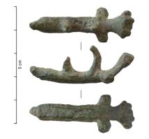 AMP-4028 - Amulette phalliquebronzeAmulette comportant un phallus légèrement arqué, stylisés, surmonté d'un anneau de suspension, au-delà duquel les testicules sont évoqués par deux excroissances situées au même plan que le phallus, avec à l'arrière une plaque triangulaire au bord festonné qui doit évoquer la main (faisant le geste de la 