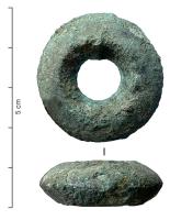 ANO-3014 - Anneau creuxbronzeTPQ : -375 - TAQ : -30Anneau de section losangique adoucie, fabriqué en deux coques serties et donc creux.