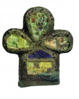 APH-4138 - Applique de harnais émailléebronzeApplique à extrémité en fleuron trifolié, orné d'émaux champlevés.