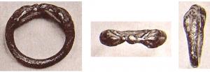 BAG-4054 - Bague à extrémités serpentiformesargentTPQ : 200 - TAQ : 300Bague serpentiforme fermée, les deux têtes de serpent affrontées, généralement bien formées avec relief et détails, étant reliées par un élément globulaire.