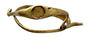 BAG-4429 - Bague à cabochonor, pierreBague à jonc mince, souvent de faible diamètre, creusé d'une cavité pour l'insertion d'une pierre de couleur.