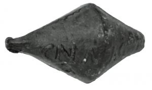 BAL-3111 - Balle de fronde : CN MAG IMPplombBalle de fronde coulée, inscription en relief, sur deux faces opposées : Cn. [Pompeius] Mag[nus ; Imp[erator].