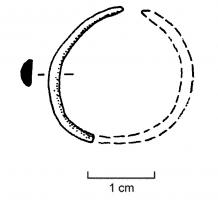 BCO-4001 - Boucle d'oreille filiformebronzeBoucle d'oreille constituée d'un simple anneau ouvert, de section ronde ou semi-ovalaire, parfois avec un élément tubulaire pour assurer la jonction entre les deux extrémités.