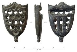 BOF-8009 - Bouterolle de fourreaubronzeBouterolle en forme d'écu, bouton à la base ; la face externe est couverte d'un semis d'ajours en forme de goutte.
