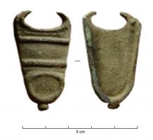 BOF-9005 - Bouterolle de fourreaubronzeBouterolle de fourreau d'épée de forme trapézoïdale ; base arrondie munie d'un bouton ; deux appendices latéraux en partie supérieure ; décor mouluré comprenant deux barres horizontales, l'une en partie supérieure, l'autre en partie médiane ; moulure suivant le contour et fermée par un trait arqué, en partie inférieure. 