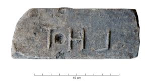 BRQ-4043 - Brique marquée THLterre cuiteBrique avec marque moulée, en relief sur la tranche : THL (L  rétrograde), ou peut-être LHT.