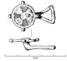 BTA-4026 - Bouton à anneaubronzeTPQ : 100 - TAQ : 250Bouton à tête circulaire, plate et creusée d'une loge d'émail avec des inclusions de verre rayonnantes, autour d'un disque central également émaillé; parfois, 4 boutons sur le pourtour;  l'anneau est de forme triangulaire.